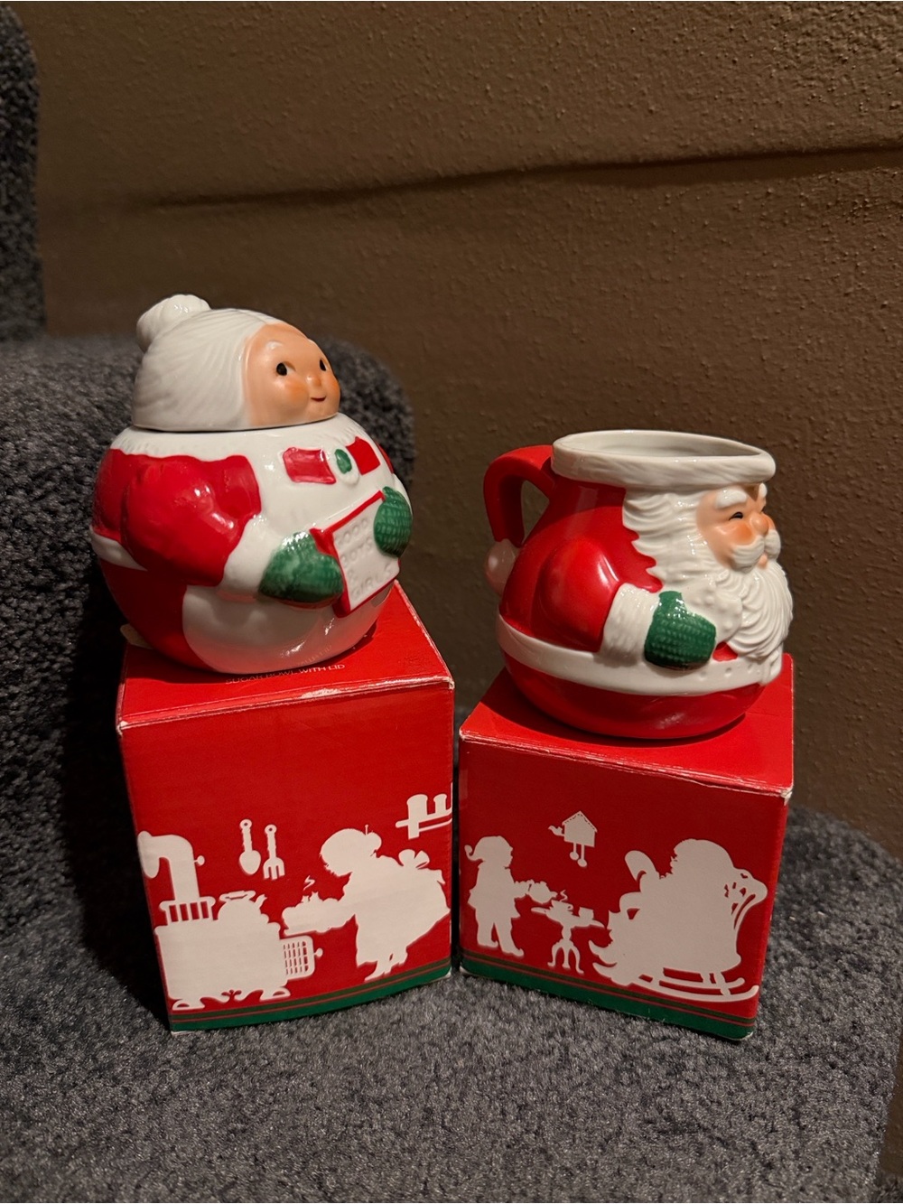 AVON Vintage Santa Claus Creamer and Mrs. Claus Sugar Bowl w/Lid Set 1983 - Picture 2 of 10